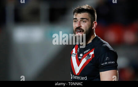 London Broncos' Lovell in Aktion gegen St Helens Heiligen, während der Betfred Super League Match an der völlig Gottlosen Stadion, St Helens. Stockfoto