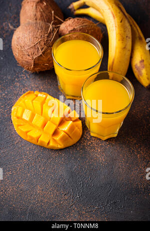 Frische tropische Mischung Fruchtsaft Stockfoto