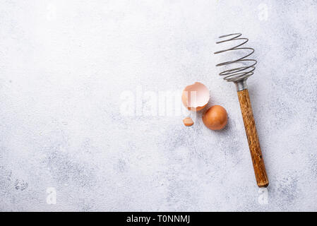 Vintage Holz schlagen und Eierschalen Stockfoto