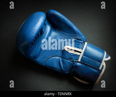 Alten und gebrauchten Boxhandschuh auf dunklem Hintergrund. Stockfoto