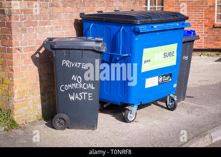 Abfall Recycling Bins für private und geschäftliche Anwender erwarten Entleerung in Devizes Wiltshire England Großbritannien Stockfoto