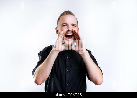Junge legerer Mann schreien. Menschliche Gefühle, Mimik Konzept. Stockfoto
