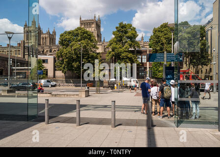 Gruppe von Touristen auf Anker Straße mit Dom im Hintergrund, Bristol, Großbritannien Stockfoto