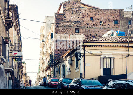 Catania, Sizilien, Italien - 14 August 2018: historische Straße, Fassade der alten Gebäude Stockfoto