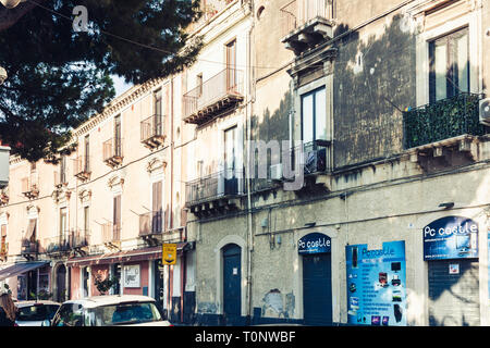 Catania, Sizilien, Italien - 14 August 2018: historische Straße, Fassade der alten Gebäude Stockfoto