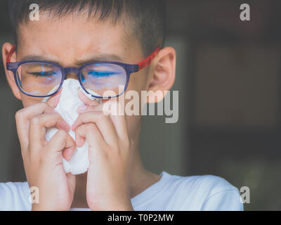 Junge kalt und Schlag runny Nase mit Gewebe erhalten. Gesundheit Konzept. Stockfoto