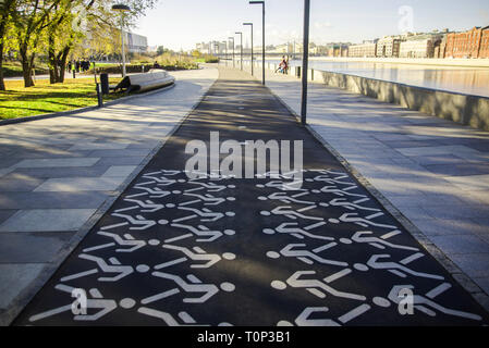 Fußgängerüberweg Zeichen auf Asphalt in der Stadt den öffentlichen Park. Der Walking Man. Erlaubnis Fußgänger zu gehen. Stockfoto