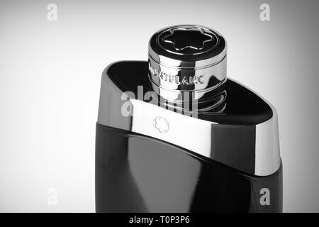 Mont Blanc Legende Eau de Toilette parfum Flasche auf einem weißen Hintergrund. Schwarz-weiß-Bild. Stockfoto