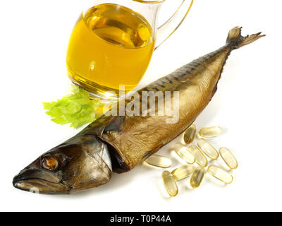 Makerel - geräucherter Fisch auf weißem Hintergrund Stockfoto