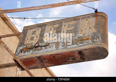 Ein Bier Zeichen markiert die Stelle eines langen verlassenen Bar im amerikanischen Südwesten. Stockfoto