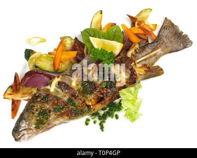 Gegrillter Fisch - Regenbogenforelle auf weißem Hintergrund Stockfoto