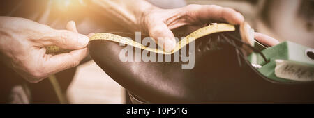 Nahaufnahme von Schuster einen Schuh messen Stockfoto