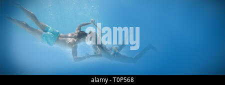 Süßes Paar Hand in Hand unter Wasser im Schwimmbad Stockfoto