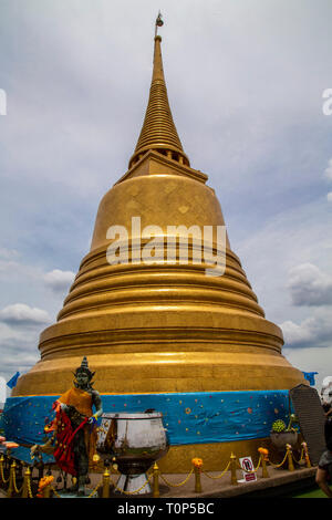 Tempel in der Nähe von Pom Präp Sattru Phai, der Wat Saket war zu der Zeit des Königreichs Ayutthaya erbaut, bevor renoviert und Umbenennen Stockfoto