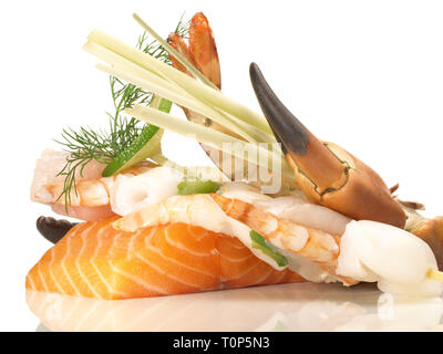 Meeresfrüchte und Fisch auf weißem Hintergrund Stockfoto
