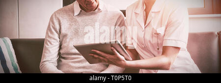 Krankenschwester und Senior Mann mit einem digitalen tablet Stockfoto