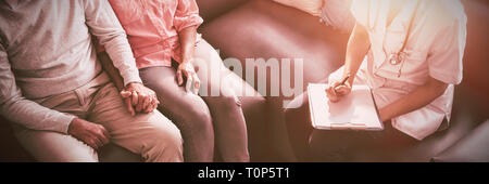 Krankenschwester, älteres Paar im Gespräch Stockfoto