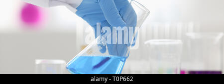 Eine männliche Chemiker hält Reagenzglas aus Glas Stockfoto