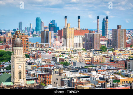 New York, New York, USA Stadtbild über die Lower East Side auf den East River und Königinnen. Stockfoto