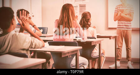 Schüler, die Präsentation im Klassenzimmer Stockfoto