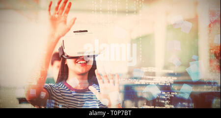 Schulmädchen mit Virtual reality Headset im Klassenzimmer Stockfoto