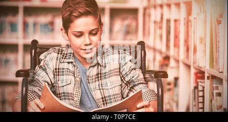 Behinderte Schüler lesen Buch in der Bibliothek Stockfoto