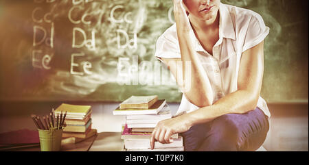 Gespannten Lehrerin im Klassenzimmer sitzen Stockfoto