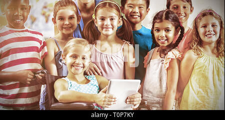 Porträt von Lehrer und Kinder im Klassenzimmer Stockfoto