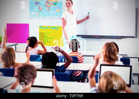 Lehrer unterrichten von Schülern über whiteboard Stockfoto