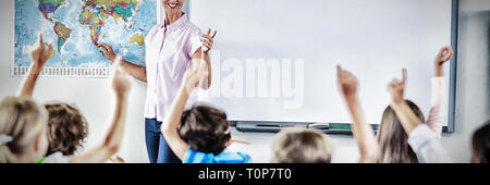 Lehrer unterrichten Kinder im Klassenzimmer Stockfoto