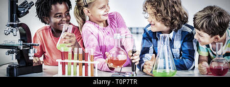 Kinder tun ein chemisches Experiment im Labor Stockfoto