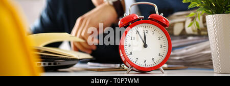 Rot Wecker zeigt späten Zeit closeup Stockfoto