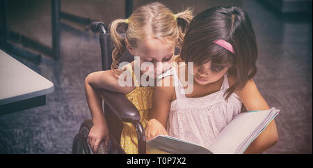 Mädchen lesen im Klassenzimmer Stockfoto