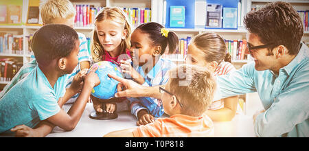 Lehrer und Kinder diskutieren Globus Stockfoto
