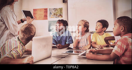 Die Schüler hören Lehrer Stockfoto