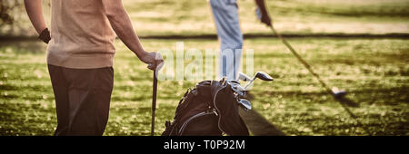 Ältere Golfer Männer stehen auf Feld Stockfoto