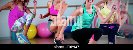 Gruppe von Frauen, die Durchführung von Aerobic Stockfoto