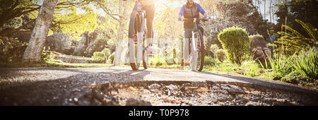 Low Angle View von biker Paar Radfahren auf Landstraße Stockfoto
