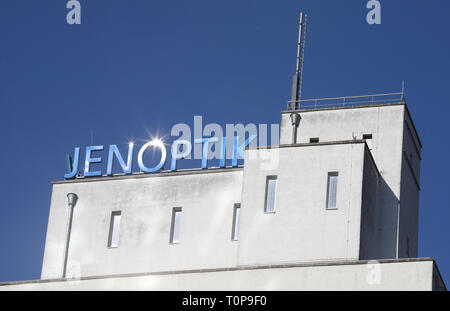 Jena, Deutschland. 21 Mär, 2019. Die Sonne ist in den Schriftzug "Jenoptik" auf dem Dach des Verwaltungsgebäudes der Jenoptik AG wider. Auf der Bilanzpressekonferenz, die Firma wird auf die Ergebnisse der vergangenen Geschäftsjahr berichten und einen Ausblick auf das Geschäftsjahr 2019 geben. Credit: Bodo Schackow/dpa-Zentralbild/dpa/Alamy leben Nachrichten Stockfoto