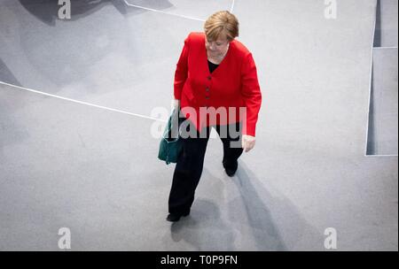 Berlin, Deutschland. 21 Mär, 2019. Bundeskanzlerin Angela Merkel (CDU) verlässt das Plenum des Bundestages. Credit: Kay Nietfeld/dpa/Alamy leben Nachrichten Stockfoto
