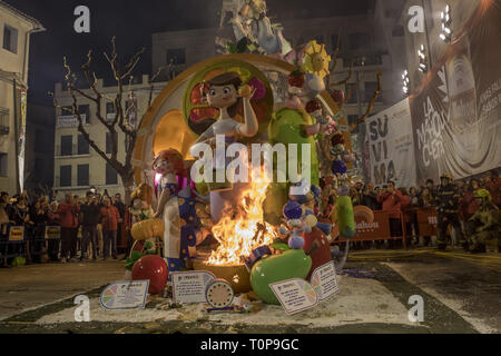 Valencia, Valencia, Spanien. 19 Mär, 2019. Falla Infantil (kleinere Falla) gesehen, Brennen in der Palza del Pilar während der Veranstaltung in der letzten Nacht der Fallas Festivals, die Fallas sind wie riesige Freudenfeuer rund um die Stadt Valencia verbrannt. Dies wird als ''La CremÃ'' bekannt, der Höhepunkt der ganzen Veranstaltung. Fallas sind gigantische Strukturen aus Pappe und Holz. Credit: Guillermo Gutierrez/SOPA Images/ZUMA Draht/Alamy leben Nachrichten Stockfoto