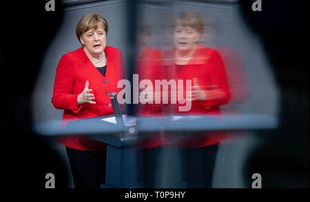 Berlin, Deutschland. 21 Mär, 2019. Die deutsche Bundeskanzlerin Angela Merkel im Parlament am Donnerstag. Credit: Kay Nietfeld/dpa/Alamy leben Nachrichten Stockfoto