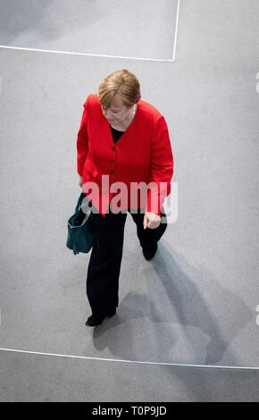 Berlin, Deutschland. 21 Mär, 2019. Bundeskanzlerin Angela Merkel (CDU) verlässt das Plenum des Bundestages. Credit: Kay Nietfeld/dpa/Alamy leben Nachrichten Stockfoto