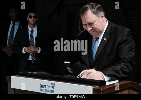 Jerusalem, Israel. 21. März, 2019. Außenministerin der Vereinigten Staaten von Amerika, MICHAEL MIKE POMPEO (R), visits Yad Vashem Welt Erinnerung an den Holocaust Center um das 'Blinkt der Erinnerung - Fotografie während der Ausstellung der Holocaust', die Teilnahme an einer Trauerfeier in der Halle der Erinnerung und der Guest Book Signing. Pompeo's Besuch in Israel kommt, um vor einer Sitzung zwischen Trumpf und Netanyahu für 25 März, 2019, in Washington geplant, vielleicht die Signalisierung der US-Kredit: Nir Alon/Alamy leben Nachrichten Stockfoto