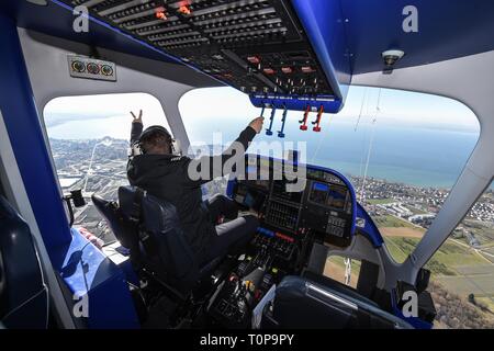 Friedrichshafen, Deutschland. 21 Mär, 2019. Zeppelin Pilot Lars Pentzek grüßt der Fotograf in der begleitenden Flugzeuge während der Flug mit dem Zeppelin NT (Neue Technologie) in Friedrichshafen. Credit: Felix Kästle/dpa/Alamy leben Nachrichten Stockfoto