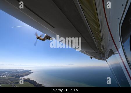 Friedrichshafen, Deutschland. 21 Mär, 2019. Der Zeppelin NT (Neue Technologie) fliegt über den Bodensee zu Beginn der Saison. Credit: Felix Kästle/dpa/Alamy leben Nachrichten Stockfoto