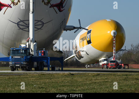 Friedrichshafen, Deutschland. 21 Mär, 2019. Zwei Zeppeline NT (Neue Technologie) wird bereit für Take-off neben dem Zeppelin Hangar am Anfang der Saison. Credit: Felix Kästle/dpa/Alamy leben Nachrichten Stockfoto