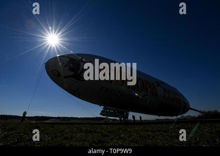 Friedrichshafen, Deutschland. 21 Mär, 2019. Der Zeppelin NT (Neue Technologie) ist auf dem Boden neben der Zeppelin Hangar für den Start der Saison gehalten, während einige Gäste aus. Credit: Felix Kästle/dpa/Alamy leben Nachrichten Stockfoto