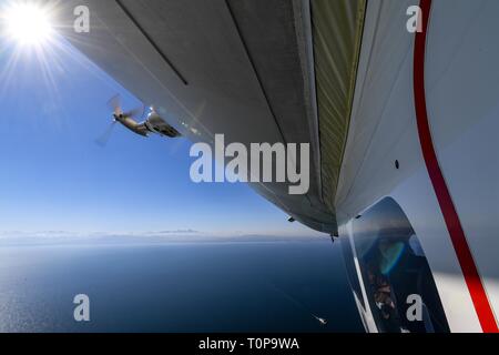 Friedrichshafen, Deutschland. 21 Mär, 2019. Der Zeppelin NT (Neue Technologie) fliegt über den Bodensee zu Beginn der Saison. Credit: Felix Kästle/dpa/Alamy leben Nachrichten Stockfoto