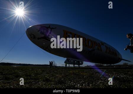 Friedrichshafen, Deutschland. 21 Mär, 2019. Der Zeppelin NT (Neue Technologie) ist auf dem Boden neben der Zeppelin Hangar für den Start der Saison gehalten, während einige Gäste aus. Credit: Felix Kästle/dpa/Alamy leben Nachrichten Stockfoto